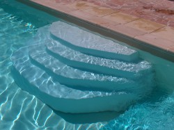 Les Escaliers Accel’O  s’adaptent sur tous les modèles de piscine (existants ou neufs, hors sol, semi-enterrés, classiques, campings). 
