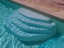 Les Escaliers Accel’O s’adaptent sur tous les modèles de piscine (existants ou neufs, hors sol, semi-enterrés, classiques, campings). Les Escaliers Accel’O s’adaptent sur tous les modèles de piscine (existants ou neufs, hors sol, semi-enterrés, classiques, campings).